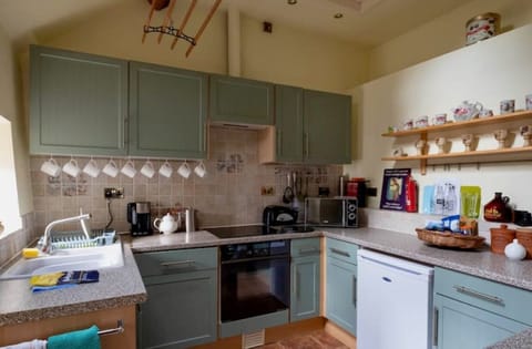 The well-equipped kitchen.