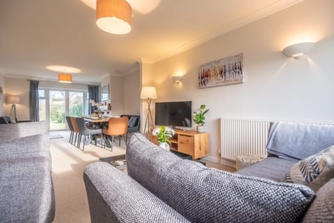 Beachcomber, Holme-next-the-Sea: Light and airy open-plan living space