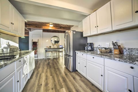 Kitchen | Paper Towels/Trash Bags Provided