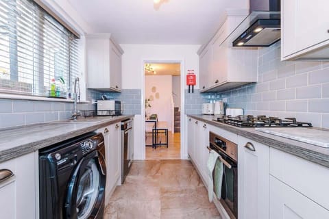 The fully equipped kitchen has everything you need for a long or short stay in Chester including a dishwasher and washing machine.