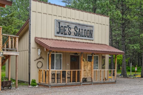 Joe's Saloon Of Fort Williamson Glacier Vacation Rentals
