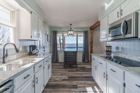 Kitchen & breakfast nook