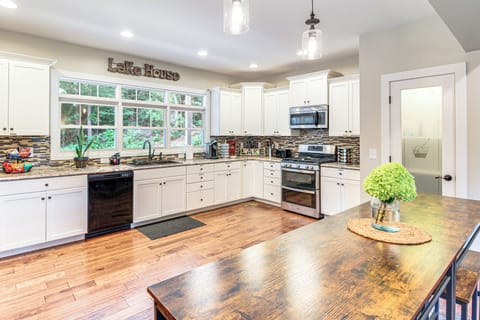 Kitchen | Cooking Basics | Spices | Paper Towels/Trash Bags Provided