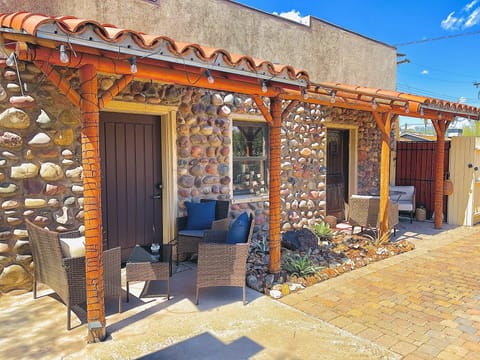 Soak up the AZ sun, Check email or read a good book in this quaint backyard!