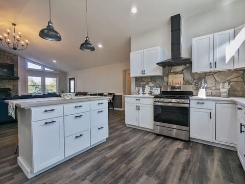 Fully Equipped Kitchen with Bar Sitting