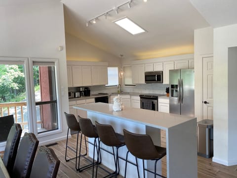 kitchen island bar and kitchen