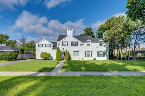 Detroit Vacation Rental | 6BR | 5BA | 4,000 Sq Ft | Stairs Required