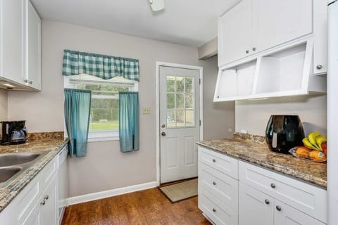 5672 Avondale Rd - Kitchen