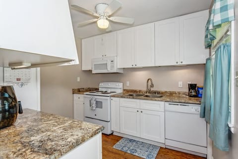 5672 Avondale Rd - Dining room