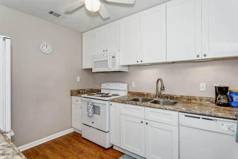 5672 Avondale Rd - Kitchen