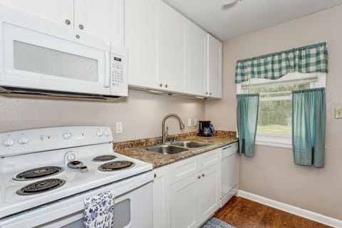 5672 Avondale Rd - Dining room