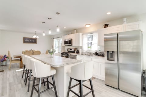 Full Kitchen | Cooking Basics | Dining Table | Coffee Bar