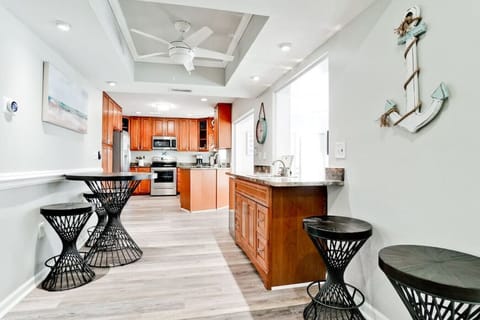 Lots of breakfast or snack spots in  the afternoon right in the eat in kitchen