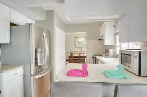 Additional kitchen seating. Children's dinnerware & cutlery provided!