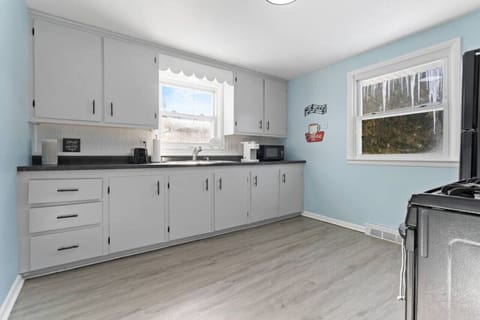 Fully Equipped kitchen with all your basic cooking needs!