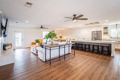 Living room is near the kitchen.