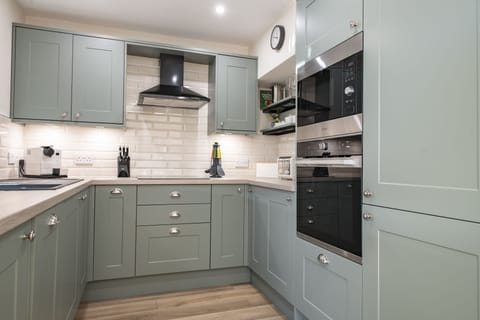 Ground floor: Well-equipped kitchen