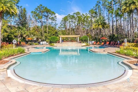 A wonderful walk-in pool at the clubhouse to enjoy.