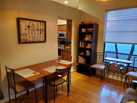 Between living room and kitchen - Library / game room / dining area / futon 