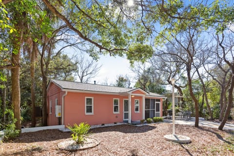 Coral Casita is perfectly tucked away but within walking distance to restaurants and bars, and less than 5 minutes to the beach