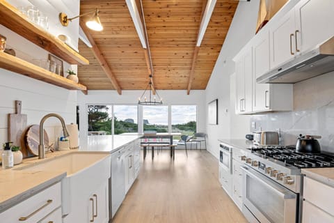 Open Kitchen layout to create your favorite meals.