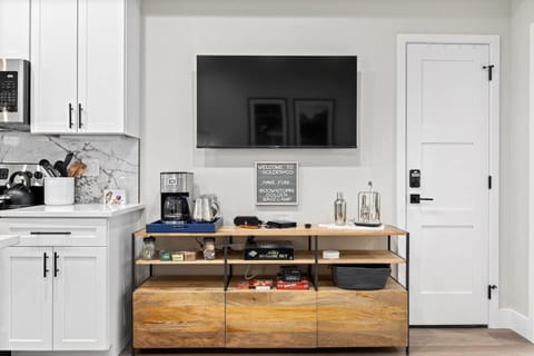 Coffee & tea bar, games, Smart TV and cocktail shakers at your disposal