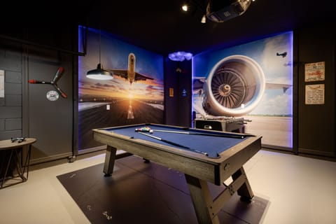 Have fun in the airplane-themed game room