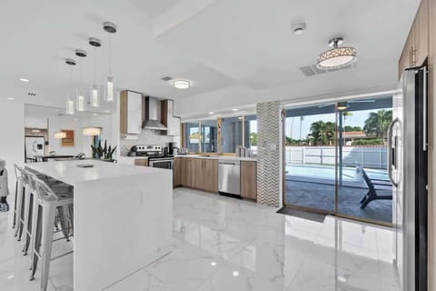 Cook, dine, and unwind in this sunlit retreat 🍽️ With a chef’s kitchen, poolside views, and open layout, this vacation rental is perfect for family vacations, group escapes, or long-term stays. Modern comfort meets tropical living.