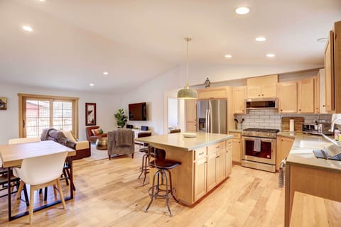 Dining Area | Dishware & Flatware Provided