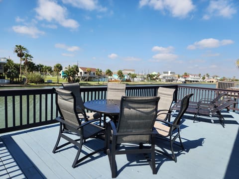 Dining for 6 with a view of the canal