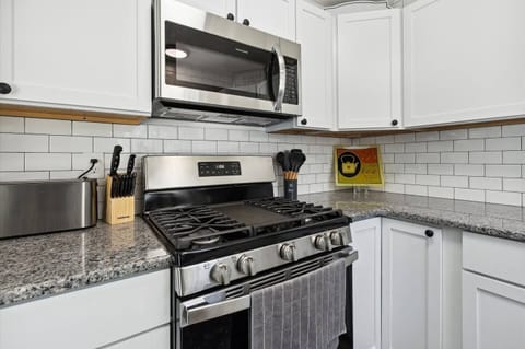 Take advantage of the chef-preferred gas stove.