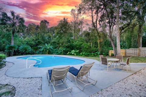Pool, sitting area, enjoy the beutiful sunsets from lounge chairs