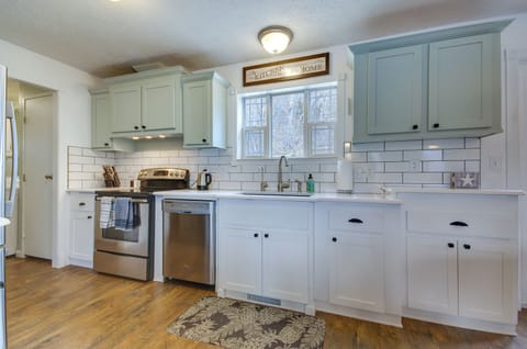 Kitchen | Cooking Basics | Spices | Paper Towels/Trash Bags Provided