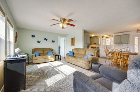 Living Room | Free WiFi | Central A/C