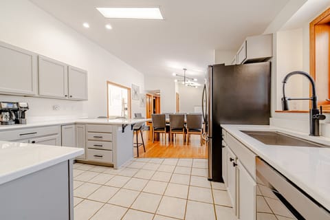 The kitchen is equipped with all the necessary appliances and cookware, making it easy to prepare meals and enjoy them in the dining area or outside in the fresh air!