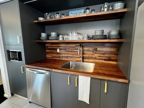 Dishwasher & microwave 