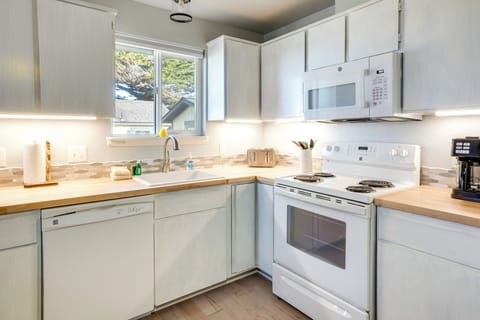 Kitchen | Slow Cooker | Trash Bags & Paper Towels Provided | Drip Coffee Maker