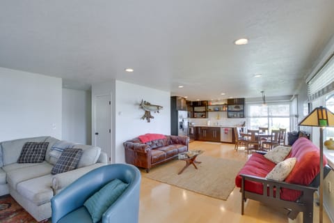 Sitting Area | Queen Futon | Queen Air Mattress