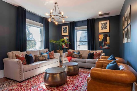 Spacious Family Room ~ Seating For Large Groups ~ 65" 4K Smart TV ~ Blue Tooth Speaker ~ Queen Size Pullout ~ Blackout Drapes