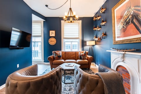 Blantons Bourbon Unit, 55" Smart TV, Fully Renovated Kitchen, Bistro Table for 4.