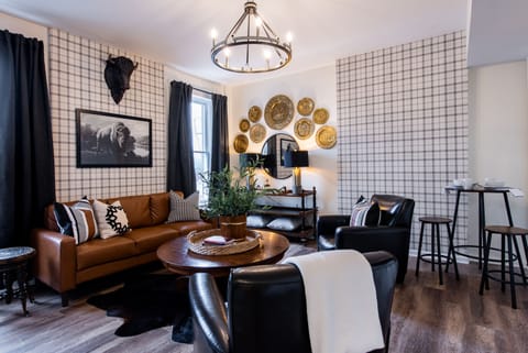 Buffalo Trace Unit 304, King Ensuite Bedroom, Full Kitchen, 2 Smart TV's