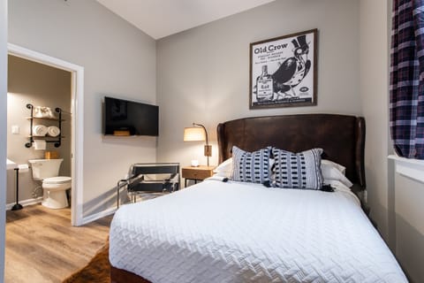 Old Crow Bedroom, Queen Size Bed, Ensuite Fully Renovated Bathroom, Closet, White Noise