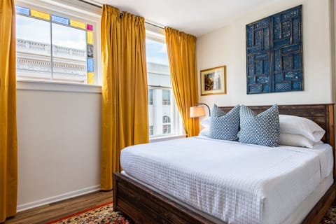 Wild Turkey Primary Bedroom, King Size Bed, 45" Smart TV, Walk In Closet, Ensuite Bathroom, White Noise