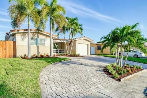 Welcome to your tropical home away from home! 🌴 This stunning vacation rental features a private driveway and lush palm trees. Perfectly located for your next getaway—book your sun-soaked stay at this beautiful rental today! ☀️🏡