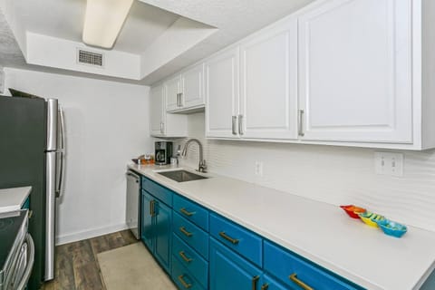 Drip coffee maker and full size dishwasher