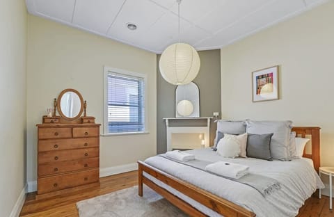 Professionally managed heritage home nearby to boutique shops, restaurants, cafes, vineyards, national parks and golfing. 