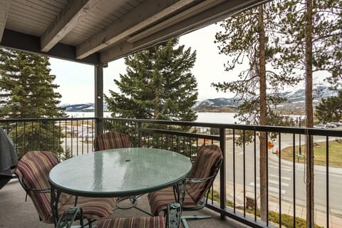 Private deck with beautiful views of the Lake and Mountains that surround you