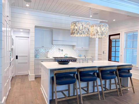 Large kitchen island. Perfect for prepping family meals!