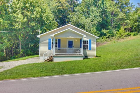 Home Exterior | Single Story | Driveway (5 Vehicles)