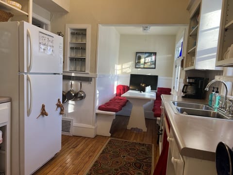 Everything you need to cook up a good meal in this fully equipped little kitchen